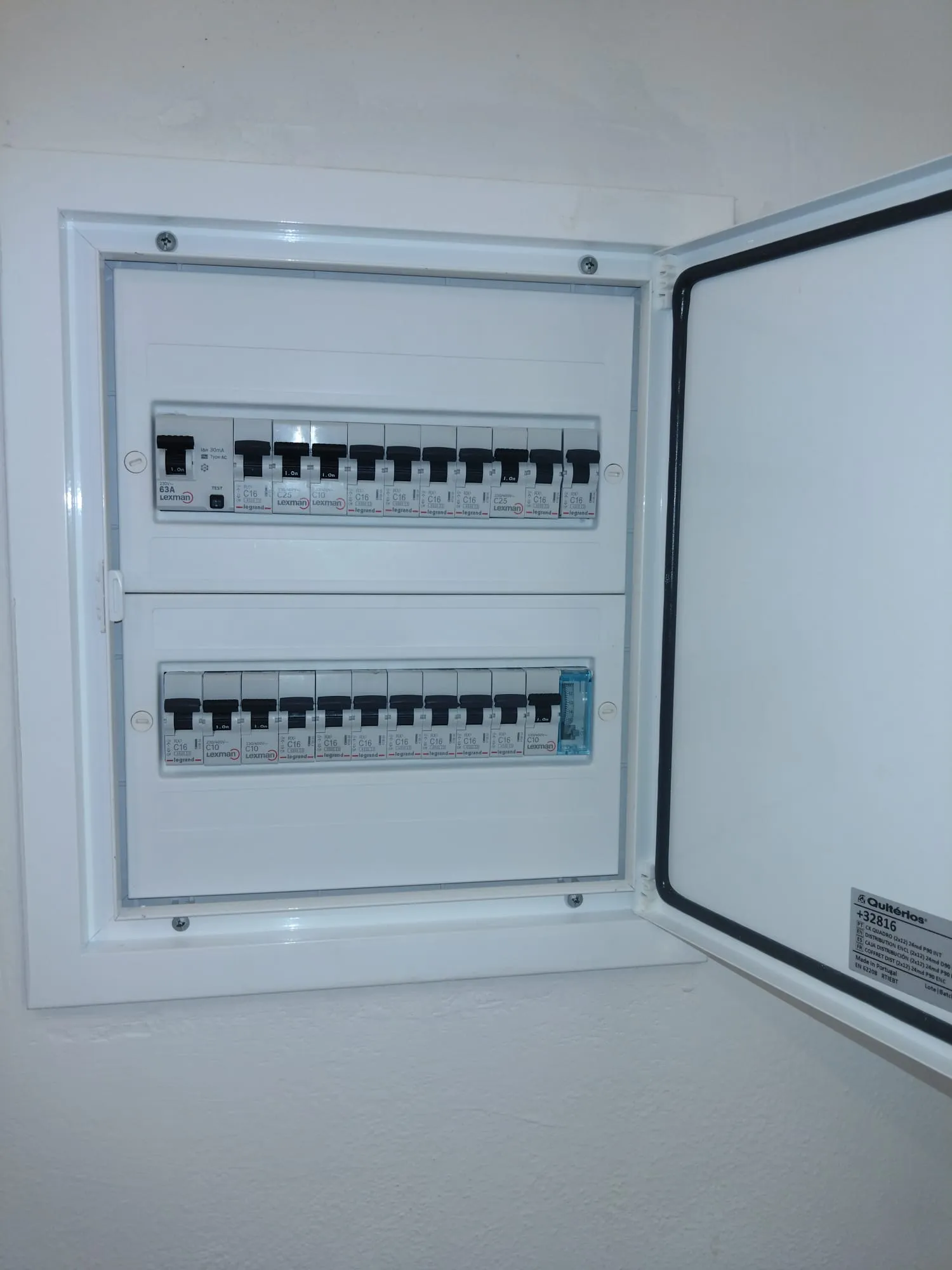 Repaired consumer unit and circuit breakers in a Quinta do Lago property